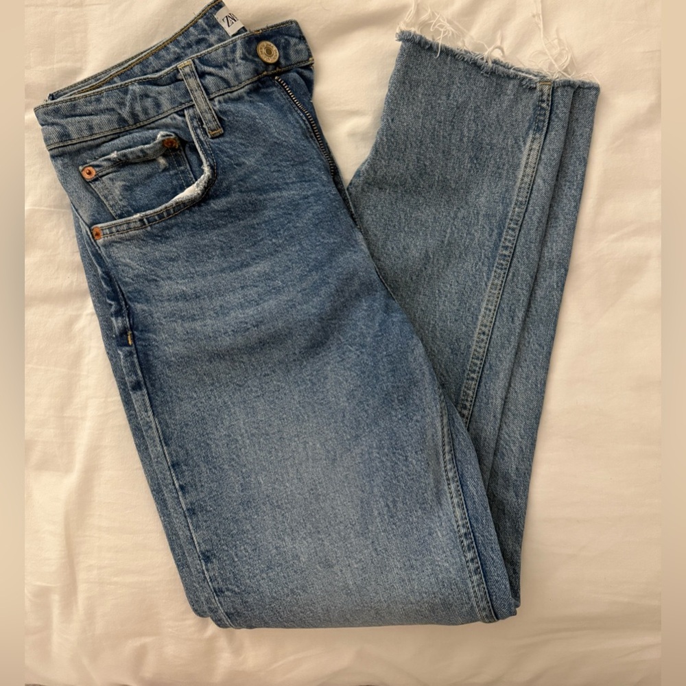 ZARA ripped blue jeans  
Size 6